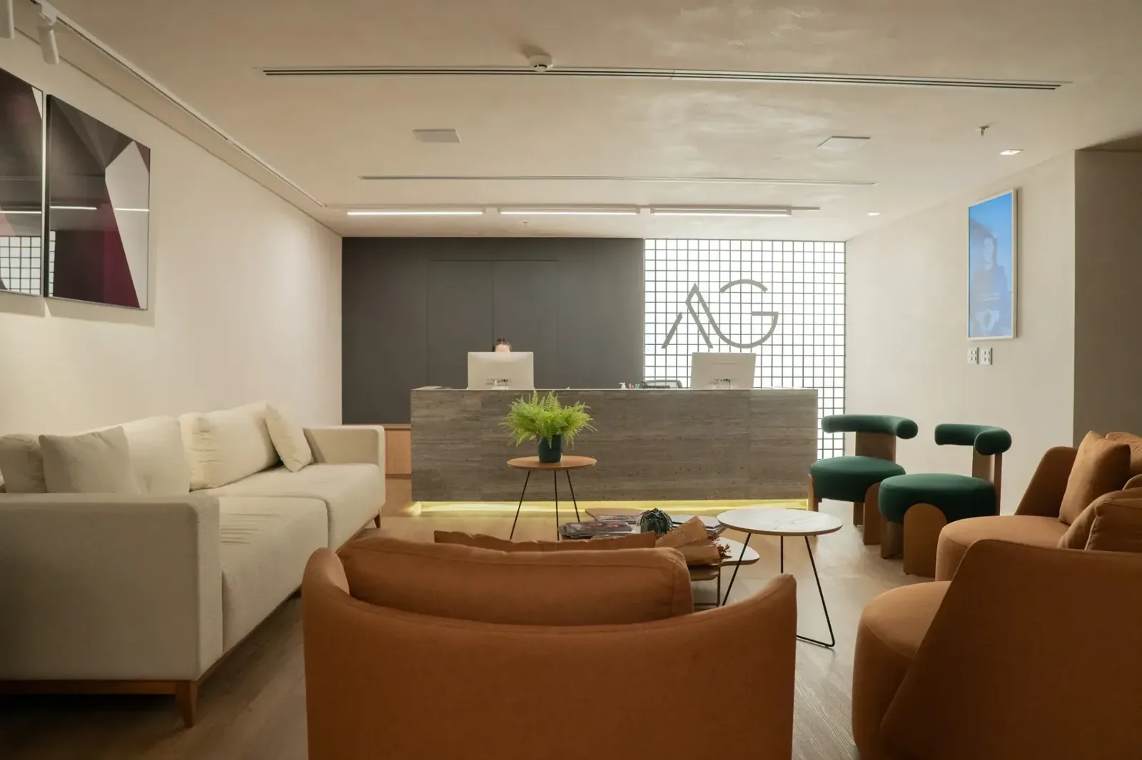 Recepção do Instituto AG, com sofás, poltronas e piso plano sem degraus